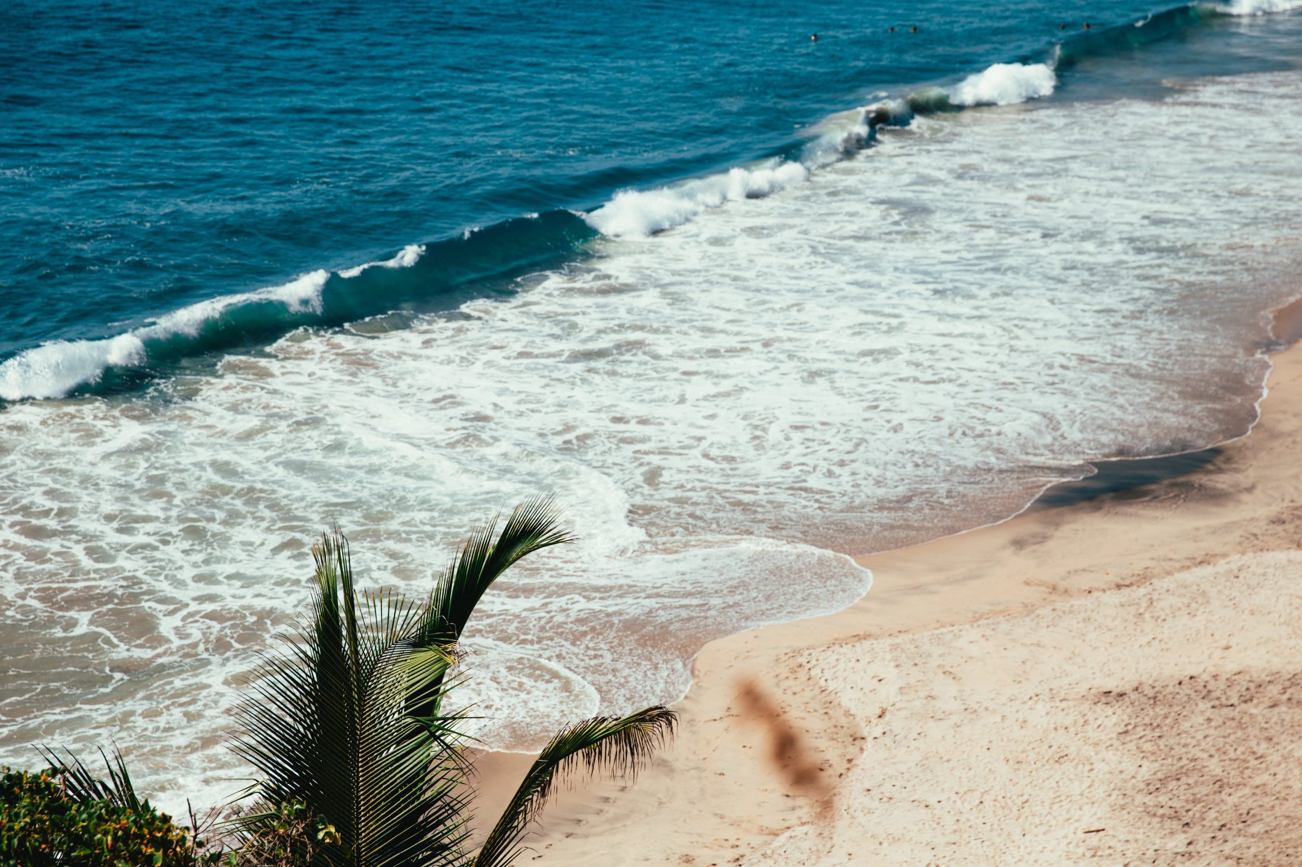 Beach vacation packing list photo of a tropical beach with turquoise water