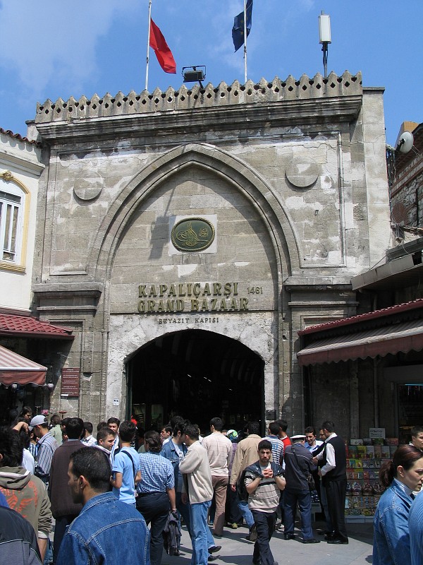 Stone gate of the Grand Bazaar, a stop worth knowing about where to eat in Istanbul