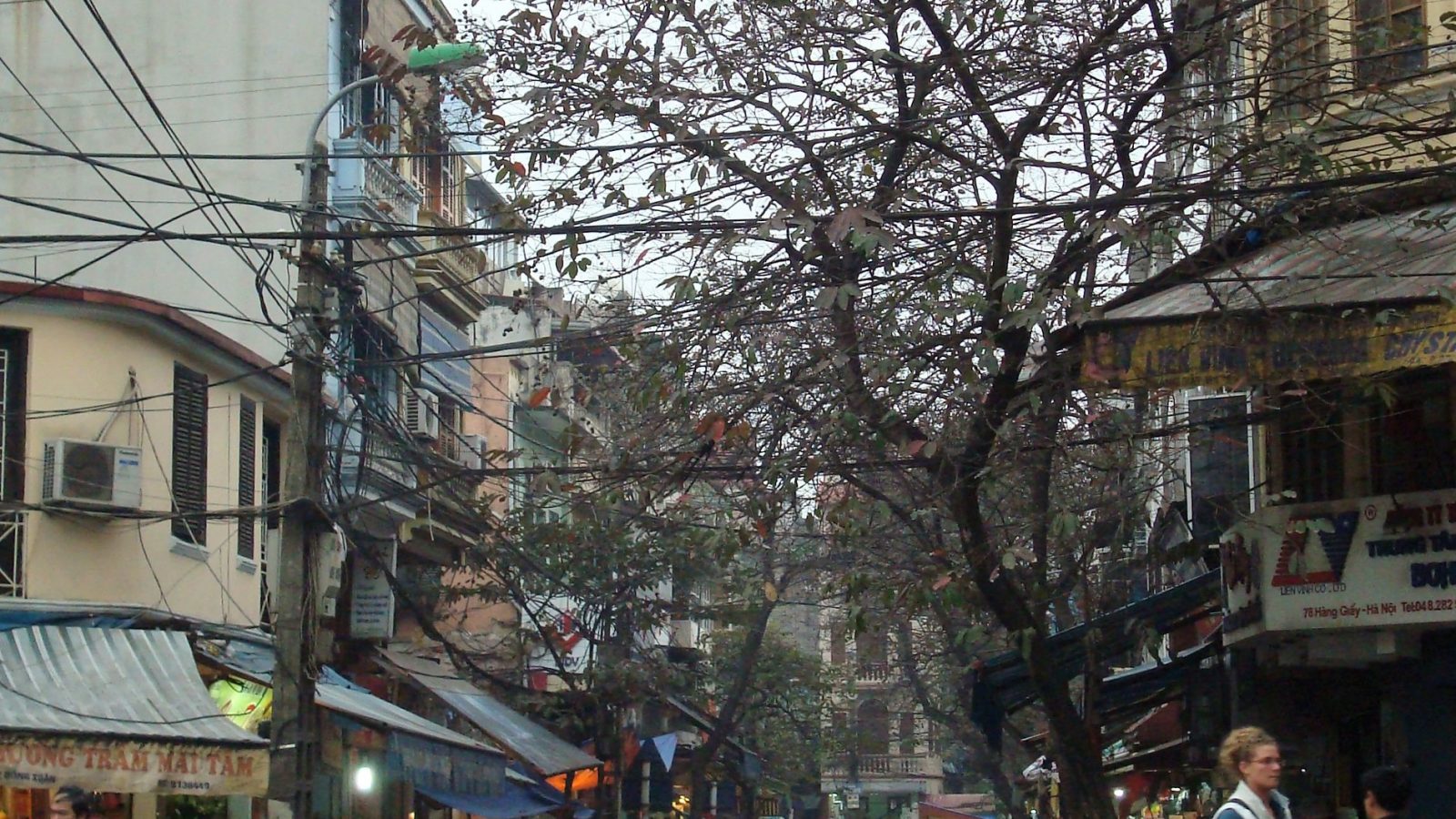 Where to eat in Hanoi guide showing a bustling Old Quarter street scene