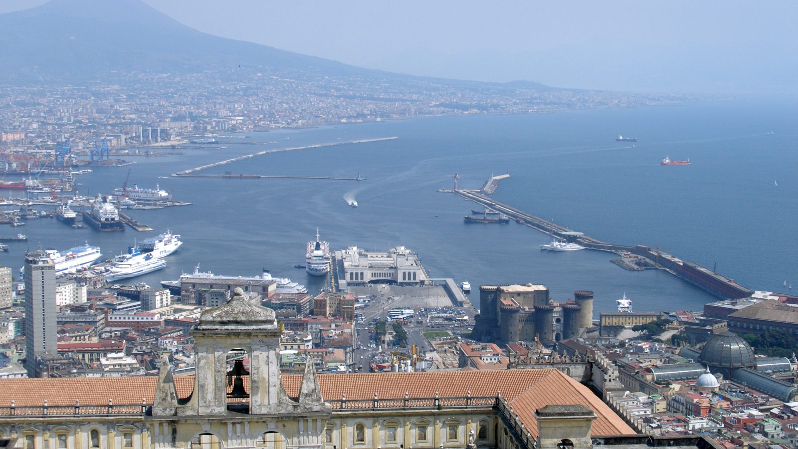 View over the Bay of Naples with Mount Vesuvius, where to eat in Naples starts here